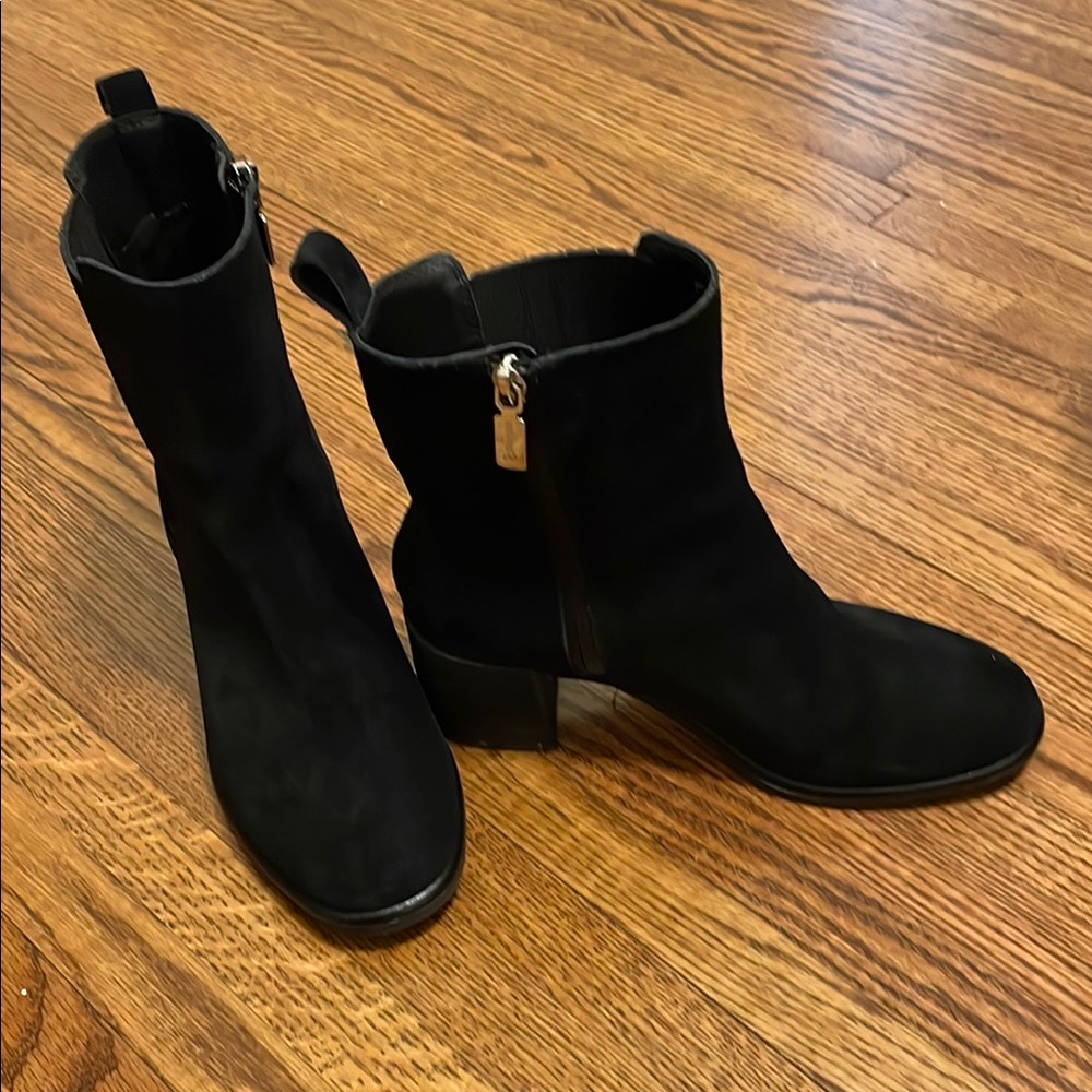 Black Ankle Boots with Zipper and Rounded Toe